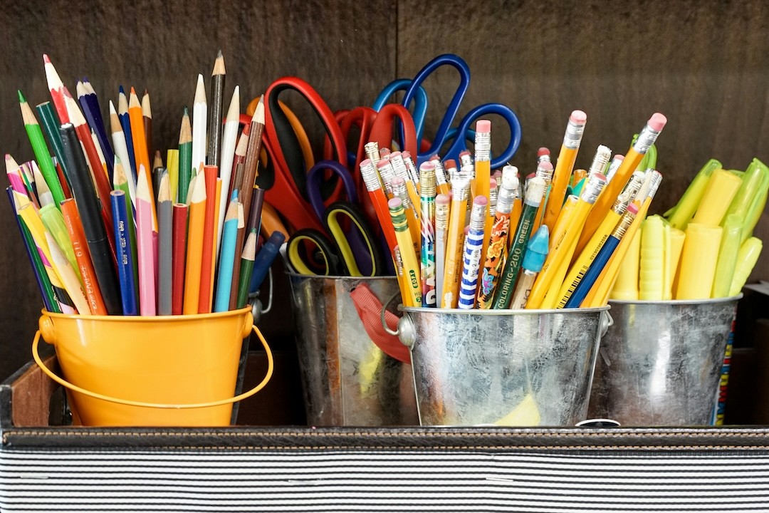 lápis e tesouras para a escola