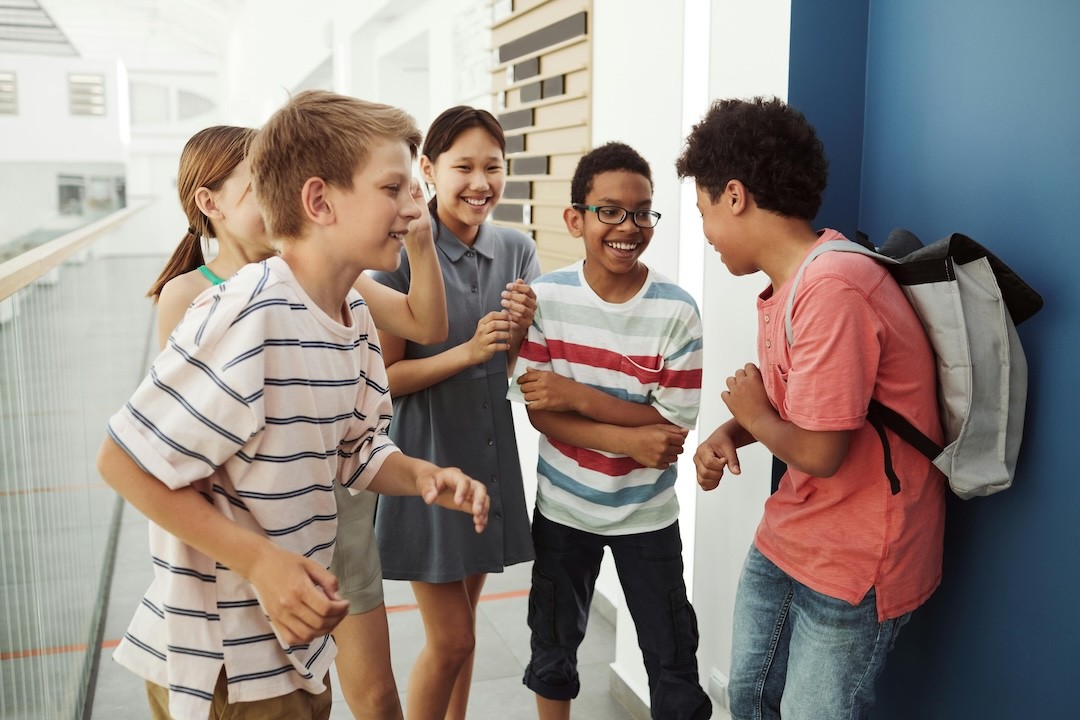 miúdos divertidos na escola