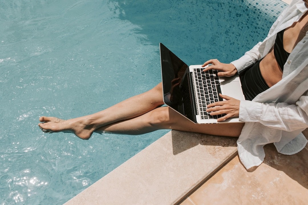 piscina com computador