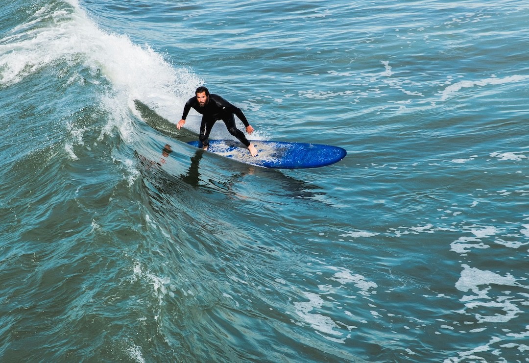 surfista em alto mar