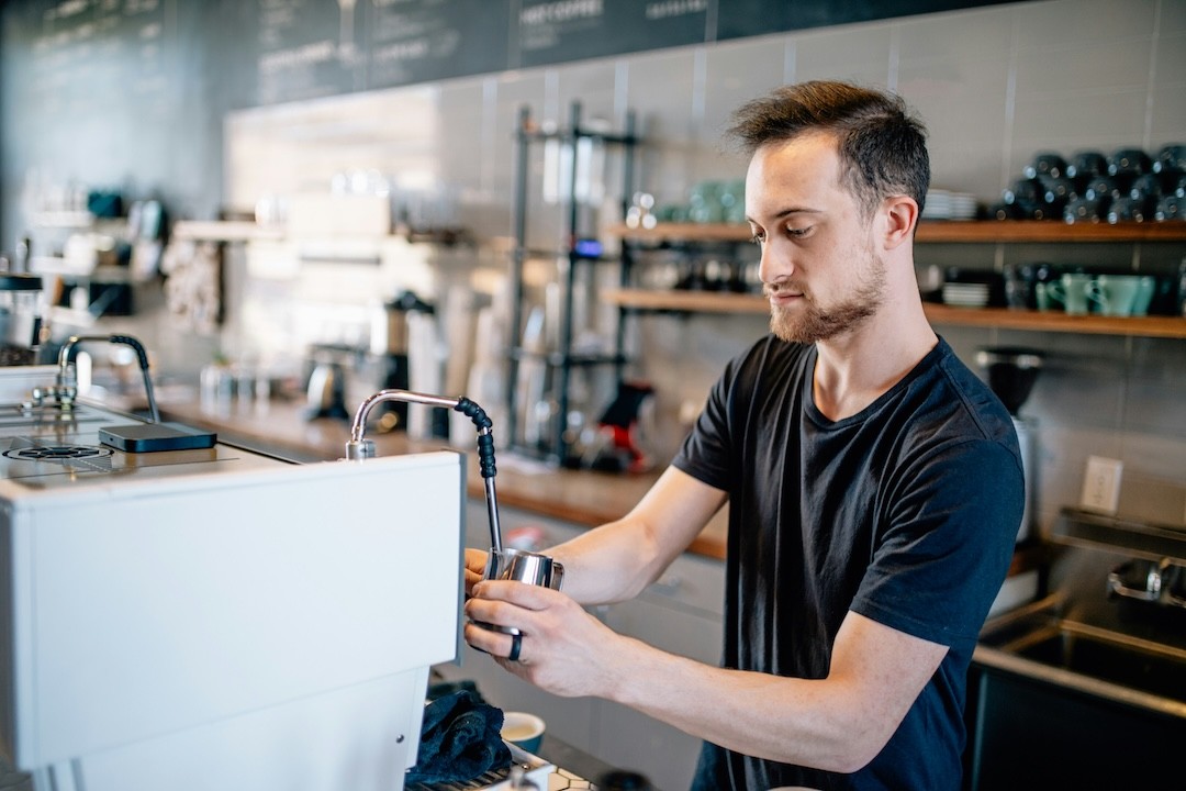 jovem a trabalhar num café