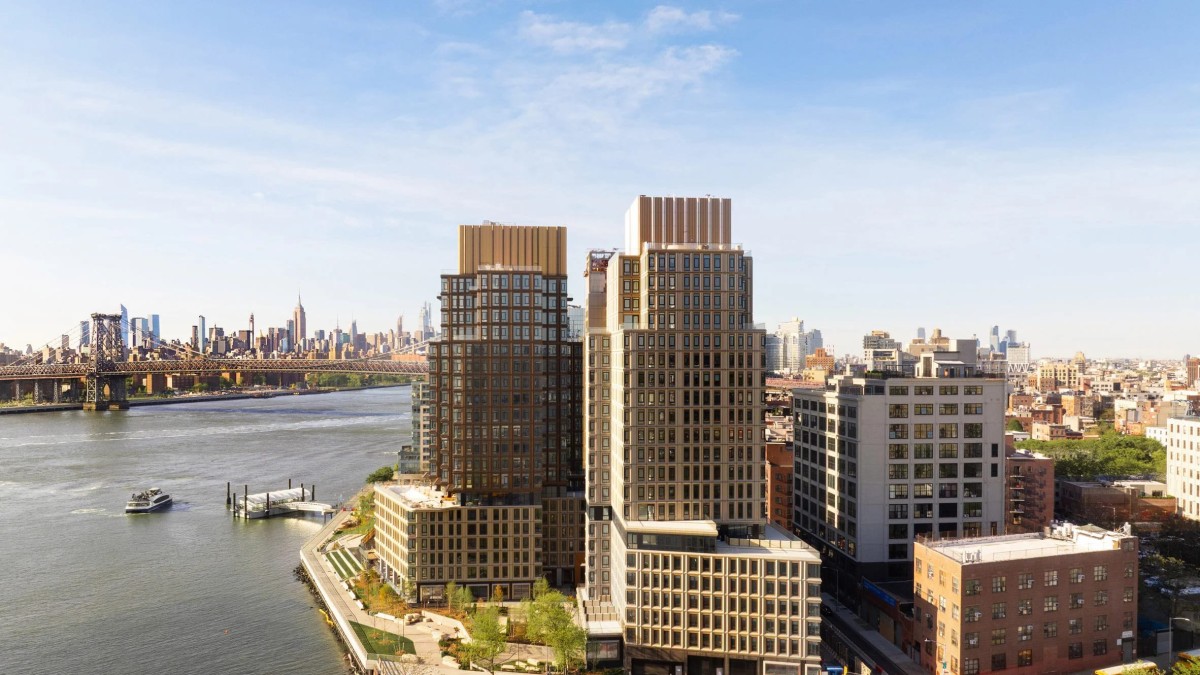 Two y Three Williamsburg Wharf, diseñados por Brandon Haw Architecture, son dos imponentes rascacielos metálicos en Brooklyn.