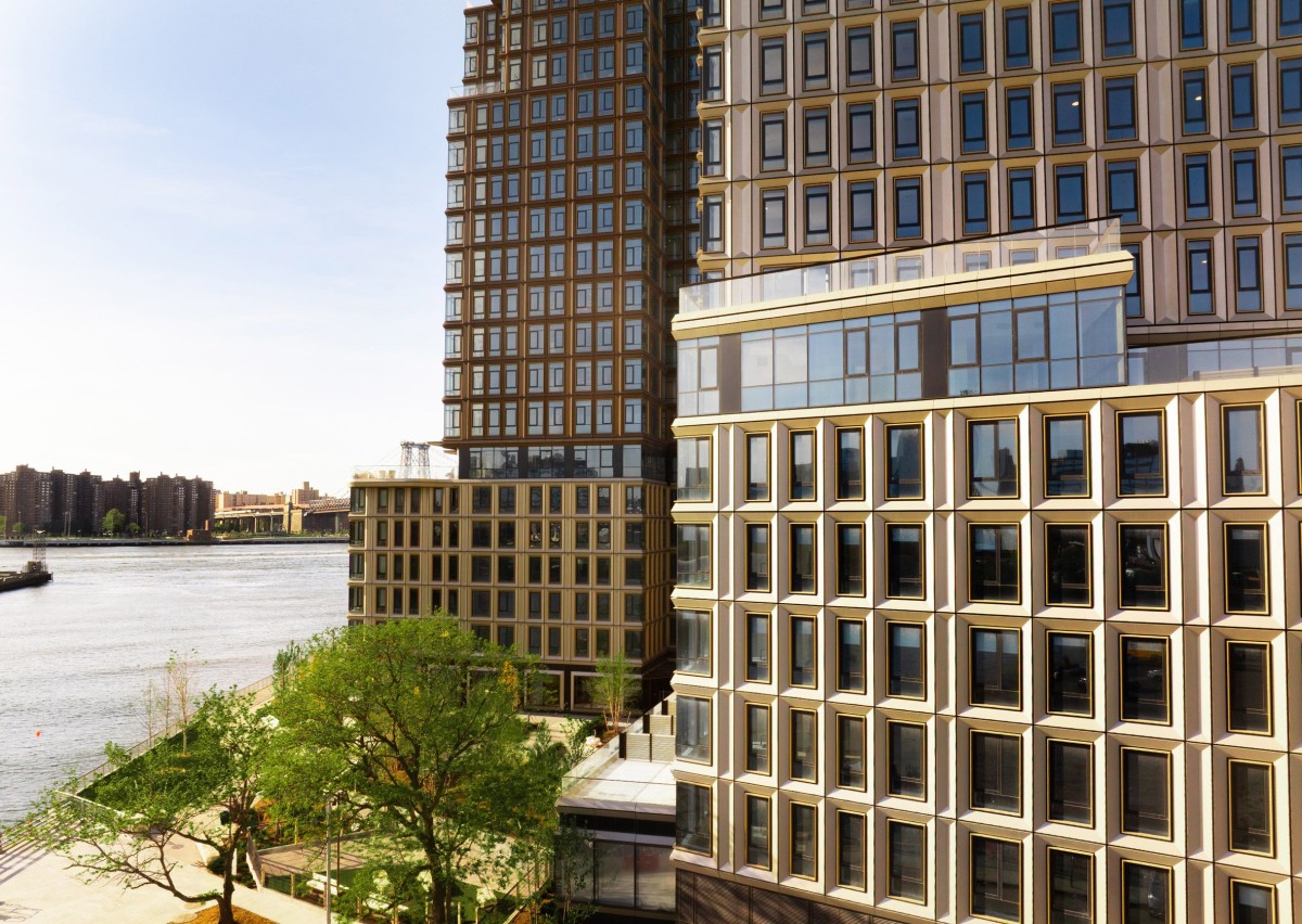 Ambas as estruturas assentam sobre um pódio partilhado que se adapta ao terreno inclinado da margem.