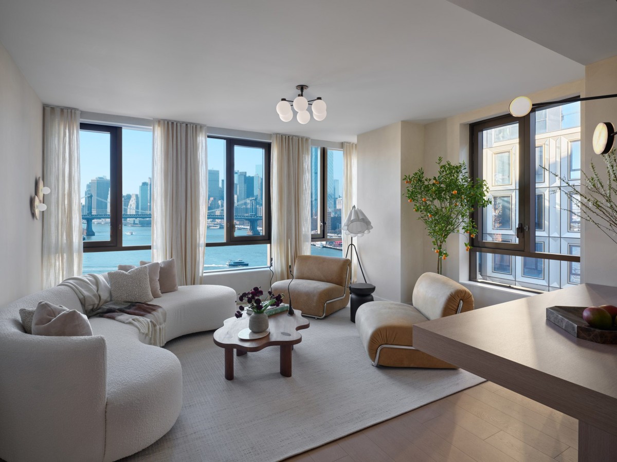 Las residencias modelo, desarrolladas por Claudia Allegra Interiors, incluyen una paleta de accesorios en bronce y negro mate combinados con textiles de tonos neutros.