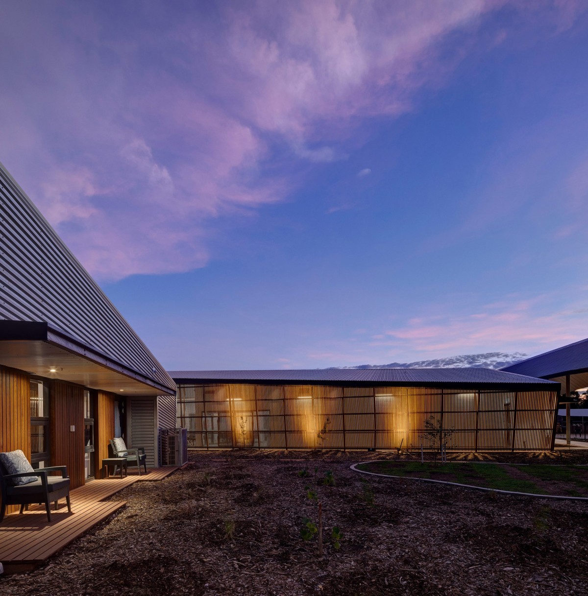 As fachadas estão revestidas com madeira.