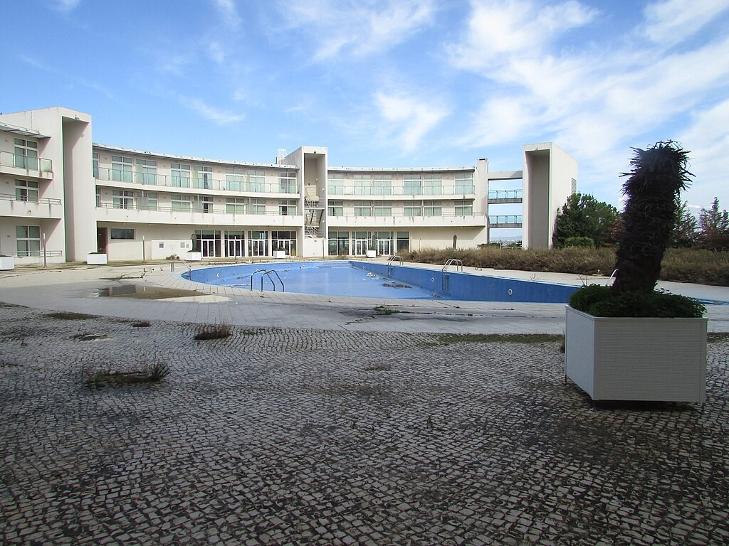 Futuro do hotel abandonado em Albufeira