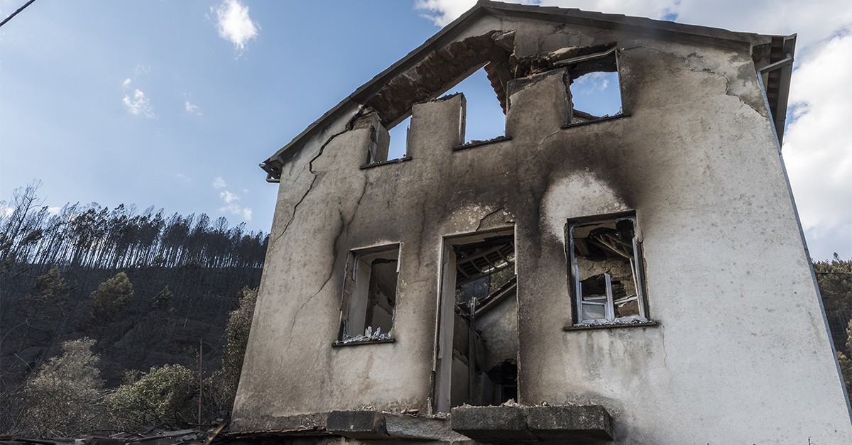 Reconstrução de casas afetadas pelos incêndios