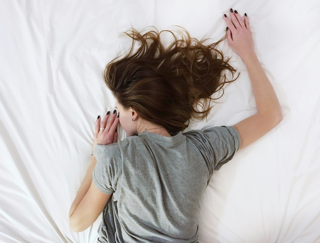 dormir de barriga para baixo