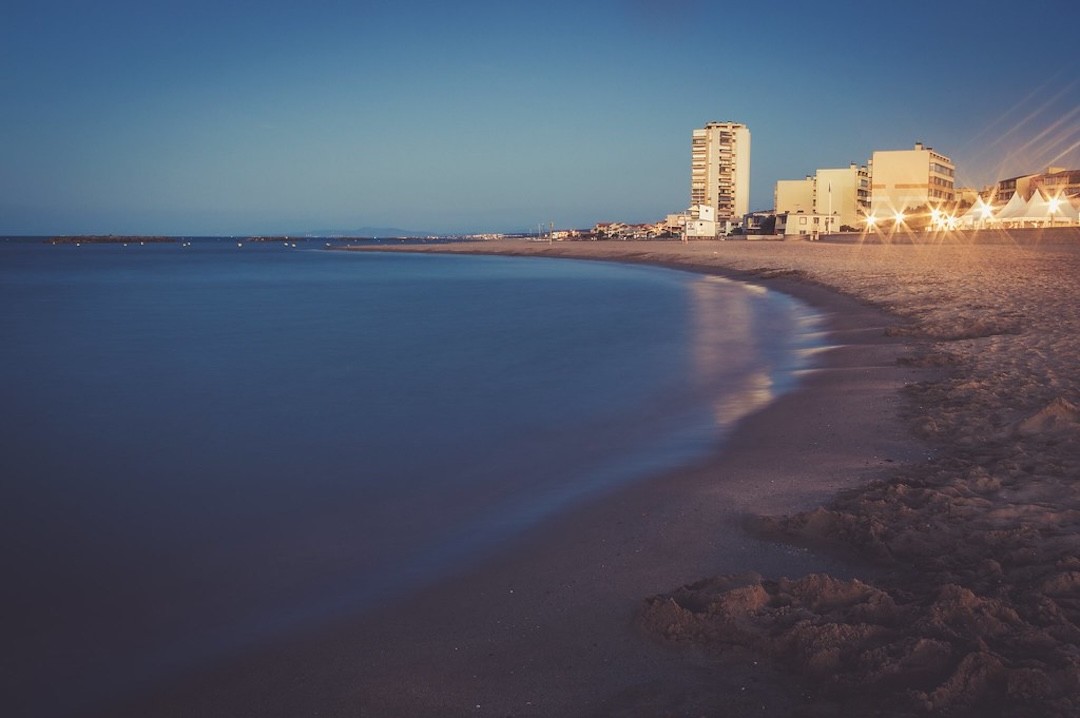 Praia de Valras durante a noite
