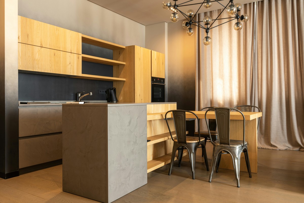 Cozinha com ilha e mesa