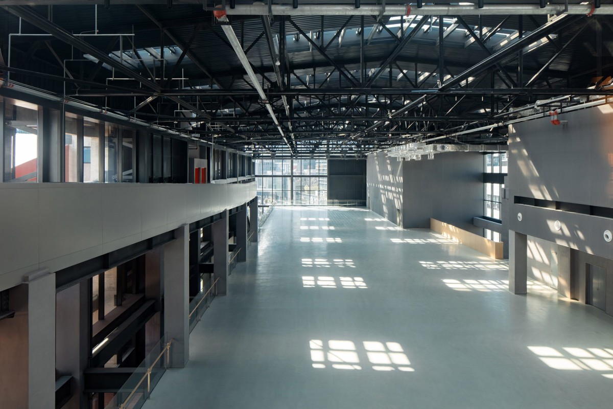 En la parte superior del edificio M Factory se ubica un gran espacio cultural sin columnas, preparado para exposiciones, conferencias y eventos artísticos.