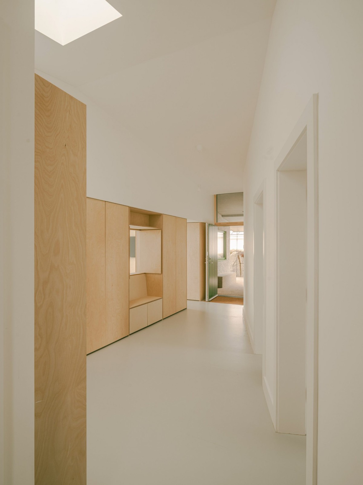 El interior está acabado en su mayoría en blanco, lo que potencia la luminosidad y refuerza la sensación de amplitud.