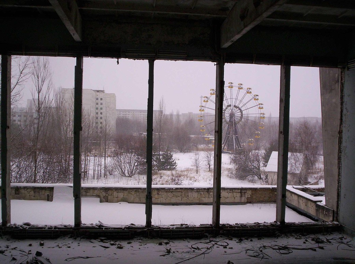 Imagem da roda-gigante vista do interior do Palácio da Cultura de Pripyat.