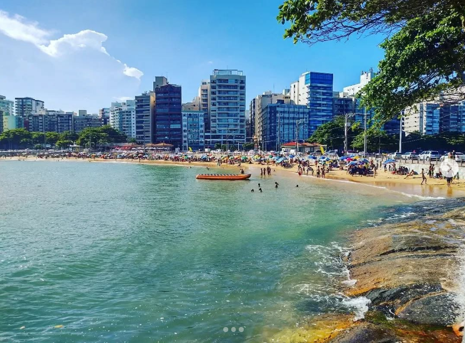 A praia radioativa no Brasil onde milhares de pessoas nadam