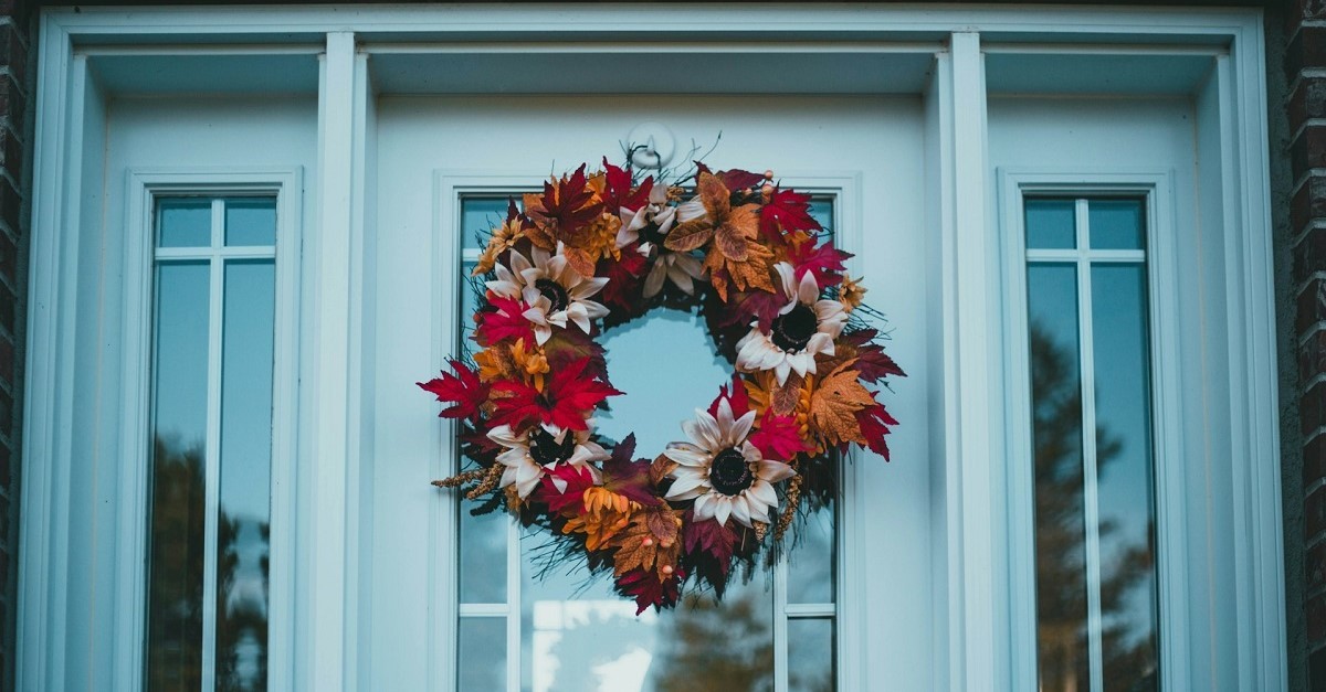 Una ghirlanda autunnale realizzata con foglie secche