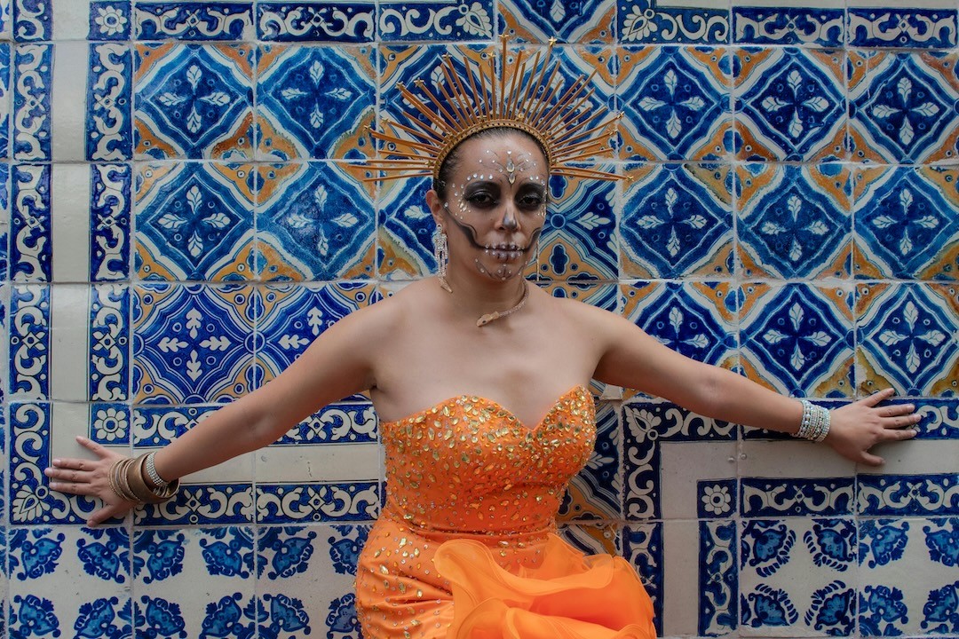 rapariga disfarçada de bruxa