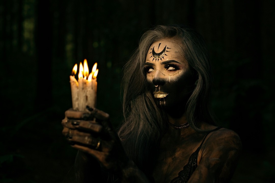 bruxa com velas durante o Halloween