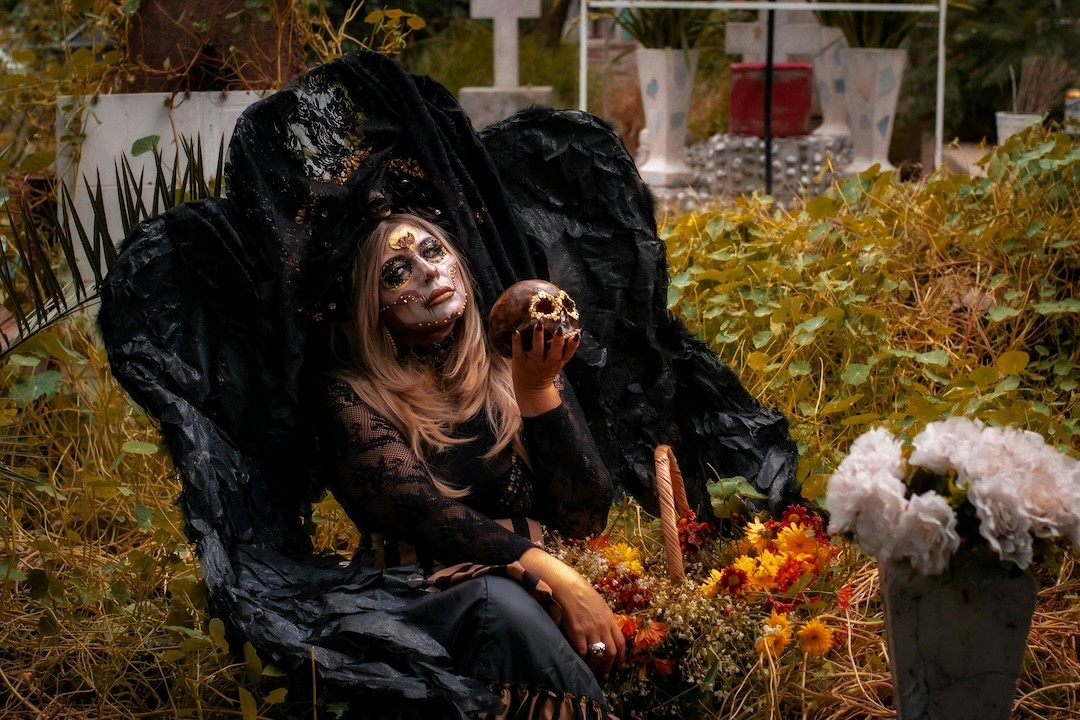 jovem disfarçada para o Dia das Bruxas
