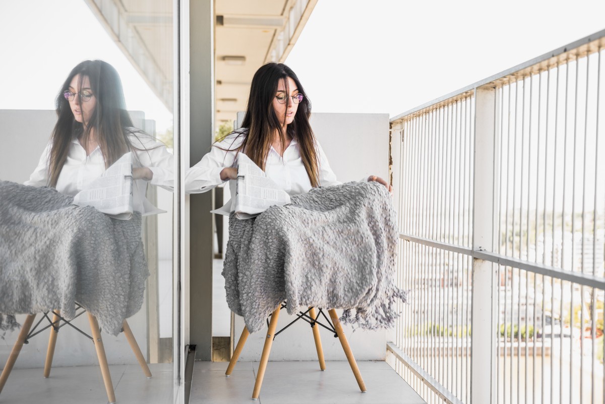 Mantas e sofás no terraço