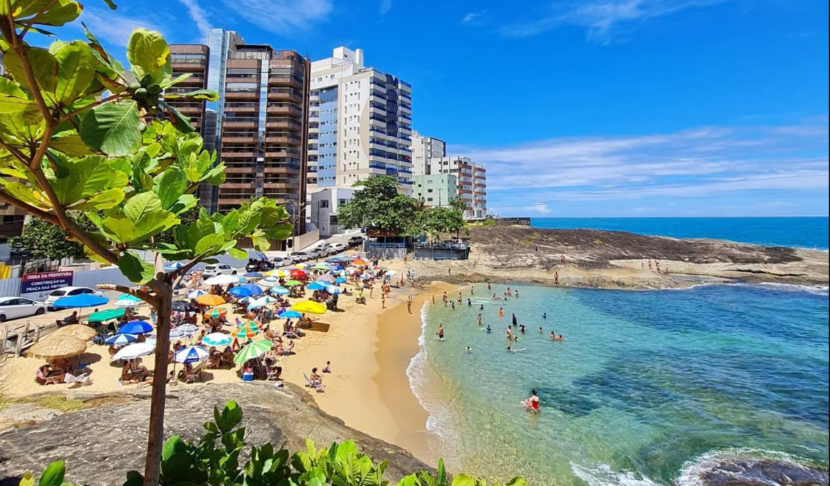 A praia radioativa do Brasil onde nadam milhares de pessoas