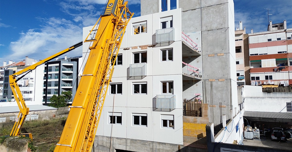 Edifício com casas que nascem com construção modular