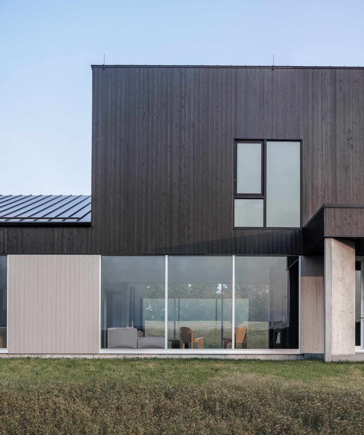 Madeira carbonizada e metal