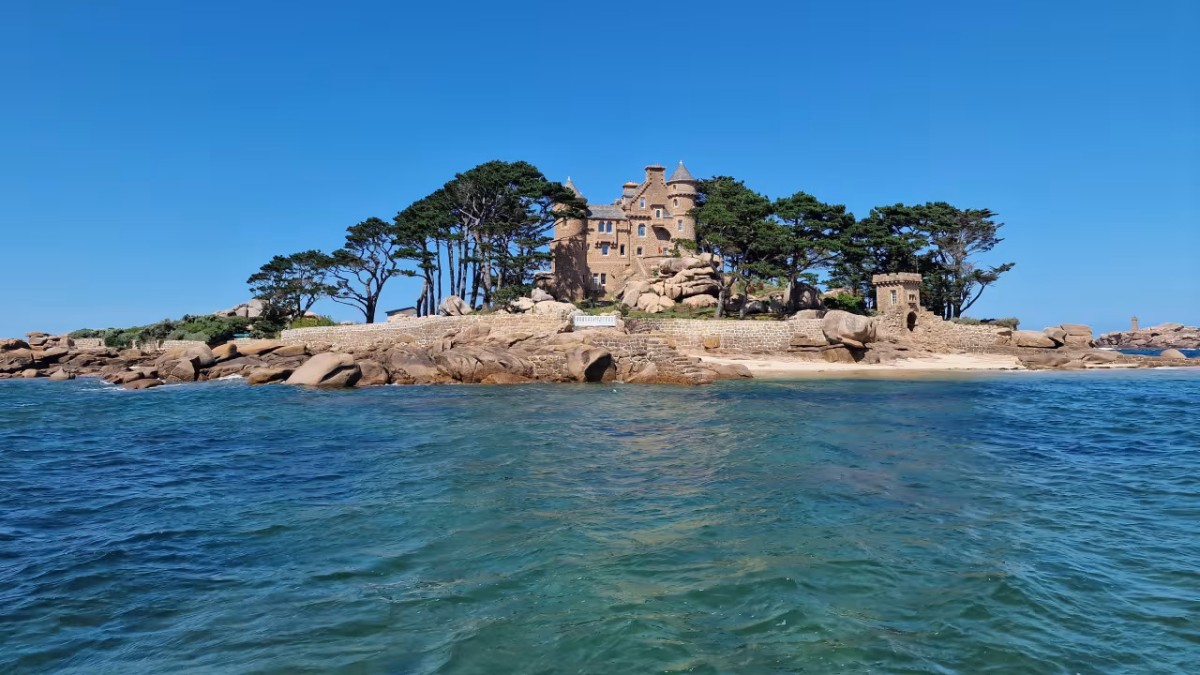 Isla privada con castillo a la venta en Francia