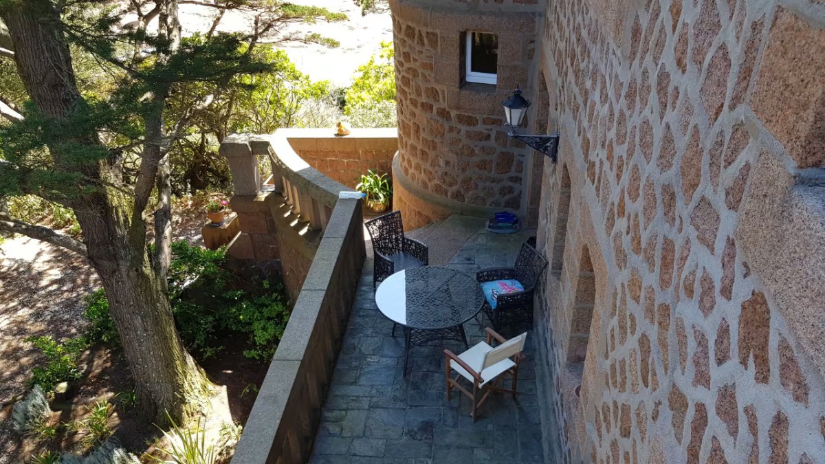 Isla privada con castillo a la venta en Francia