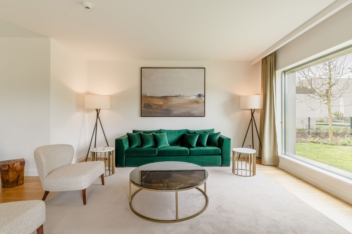 sala de estar ampla e luminosa