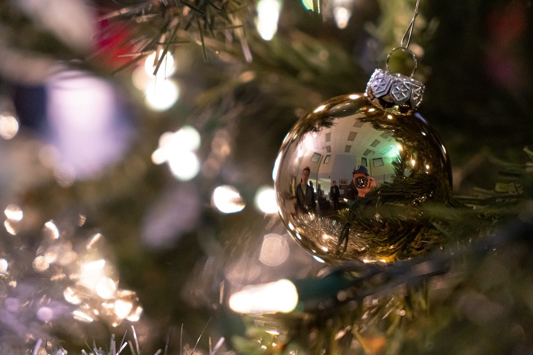 bolas de Natal prateadas em árvore de Natal