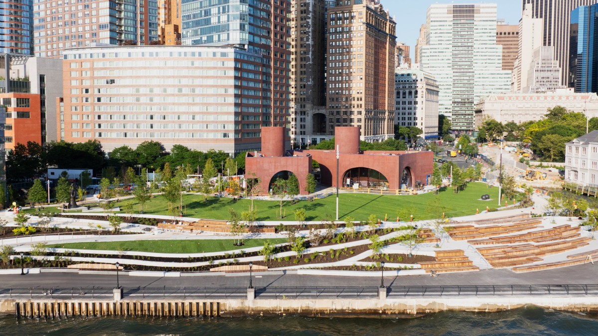 El Wagner Park, en el Bajo Manhattan, es un espacio público que actúa como barrera frente a las inundaciones y que incorpora un pabellón.