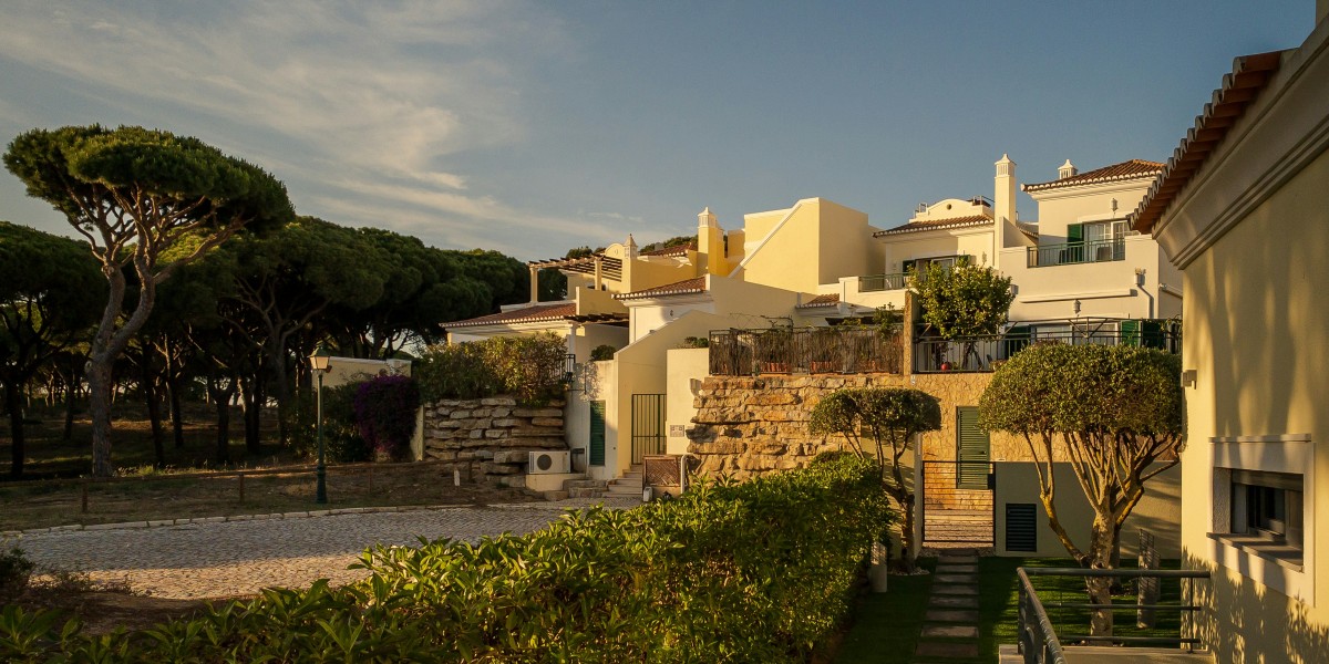 Where do the expats live in the Algarve