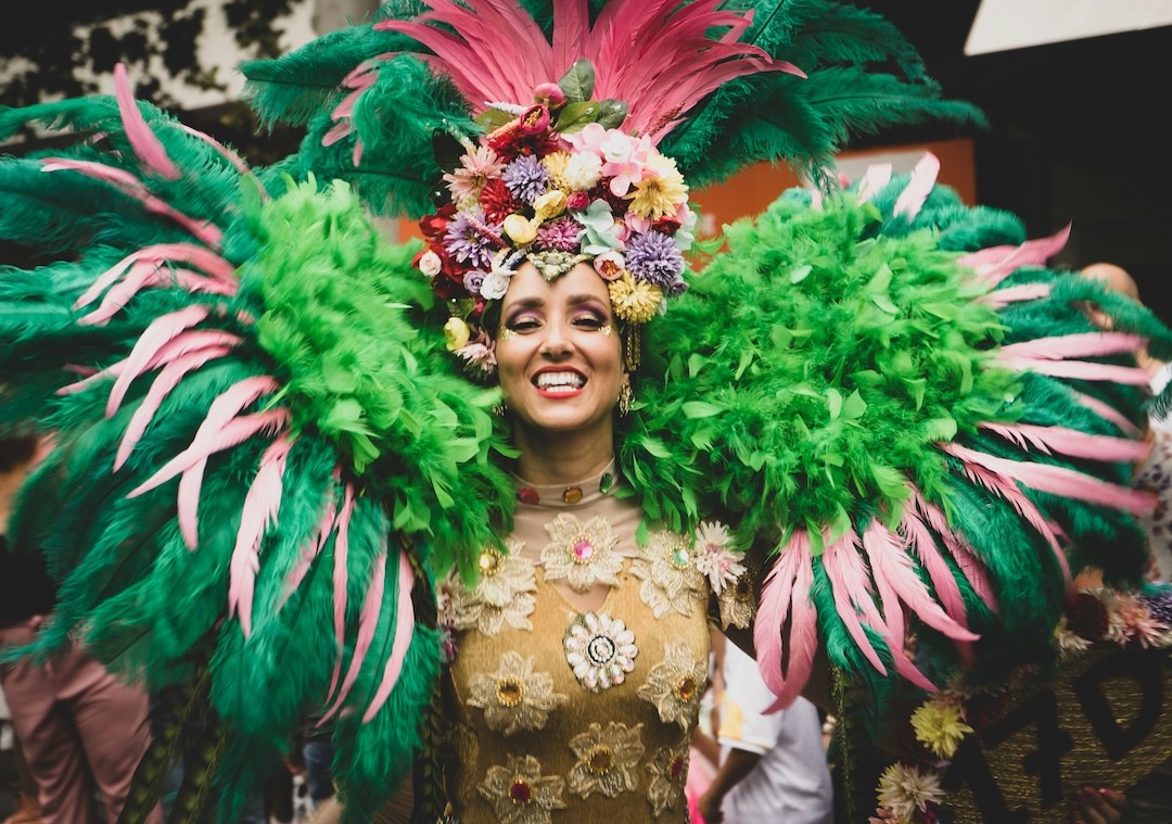 rapariga disfarçada de Carnaval 