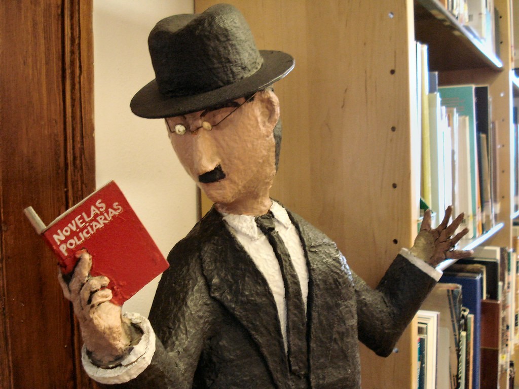 estátua de Fernando Pessoa