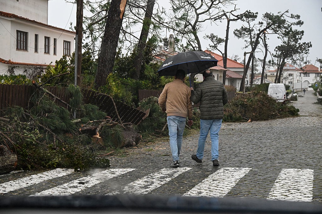 Reconstrução de casas afetadas pelo mau tempo