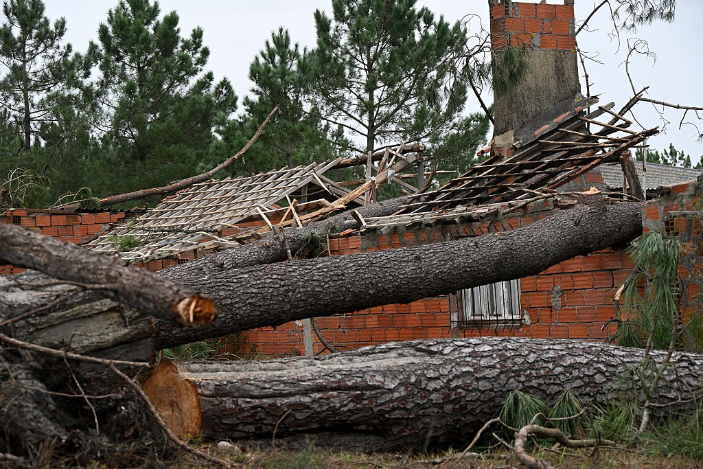 Casas danificadas por tempestade
