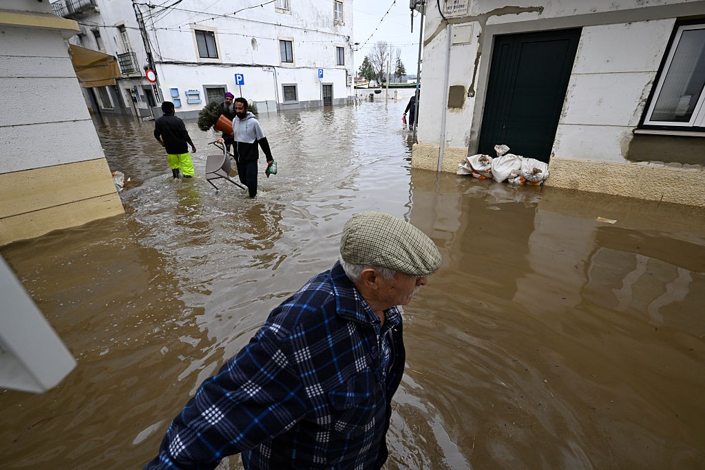 Reparar casas após tempestades