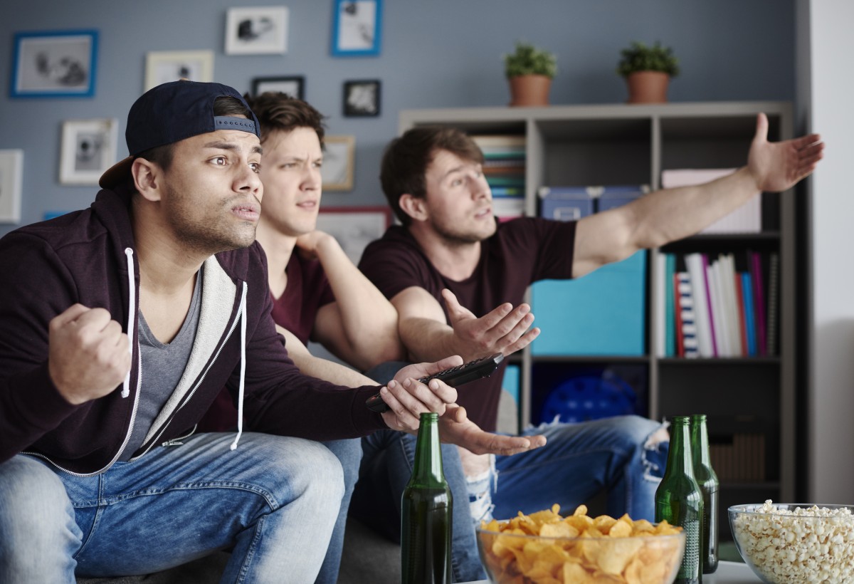 amigos a ver televisão