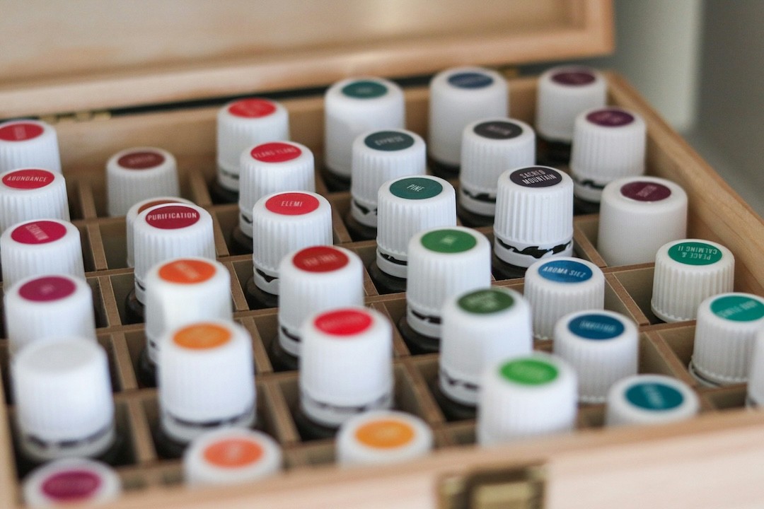 caixinha com vários óleos essenciais