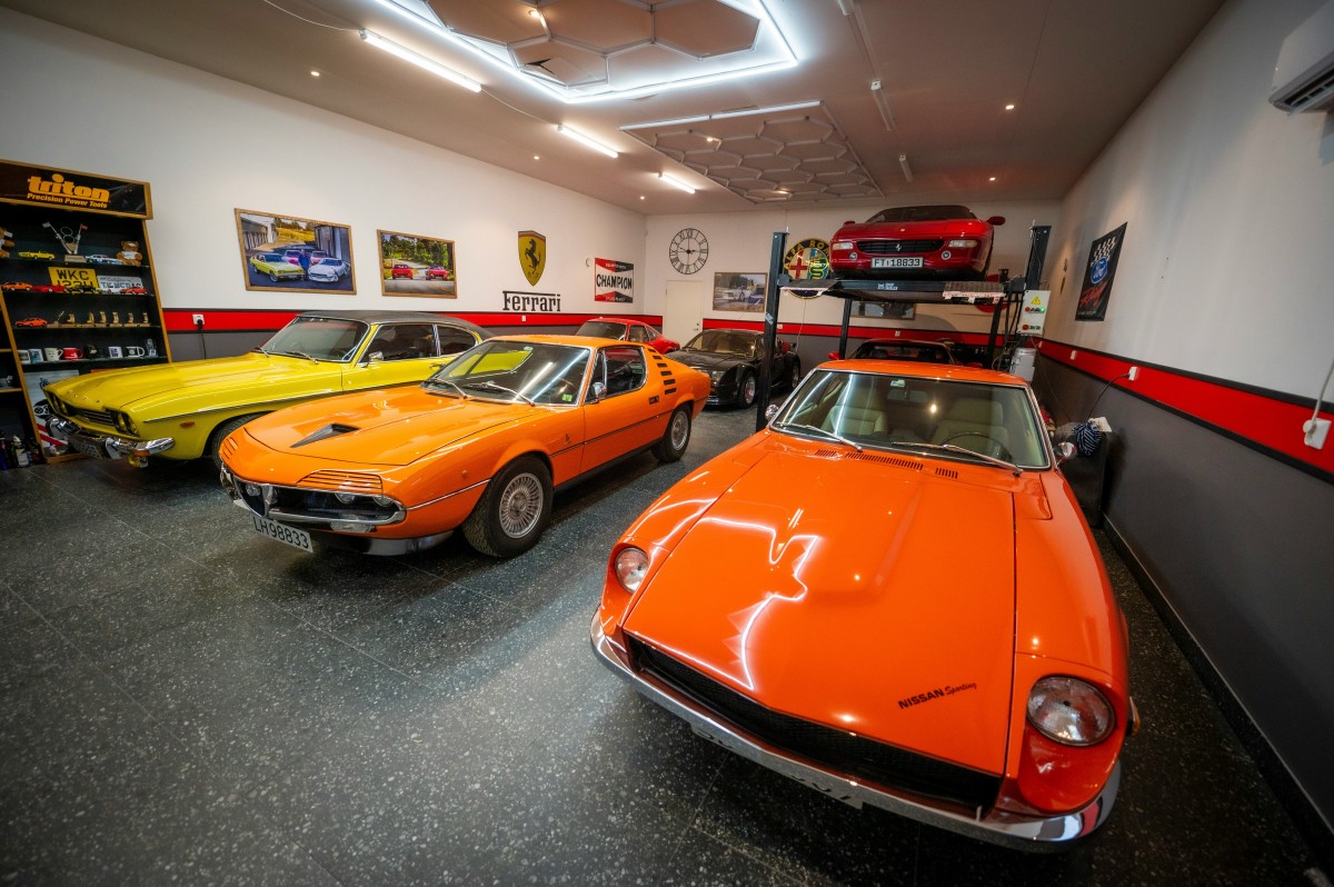 garagem com coleção de automóveis 