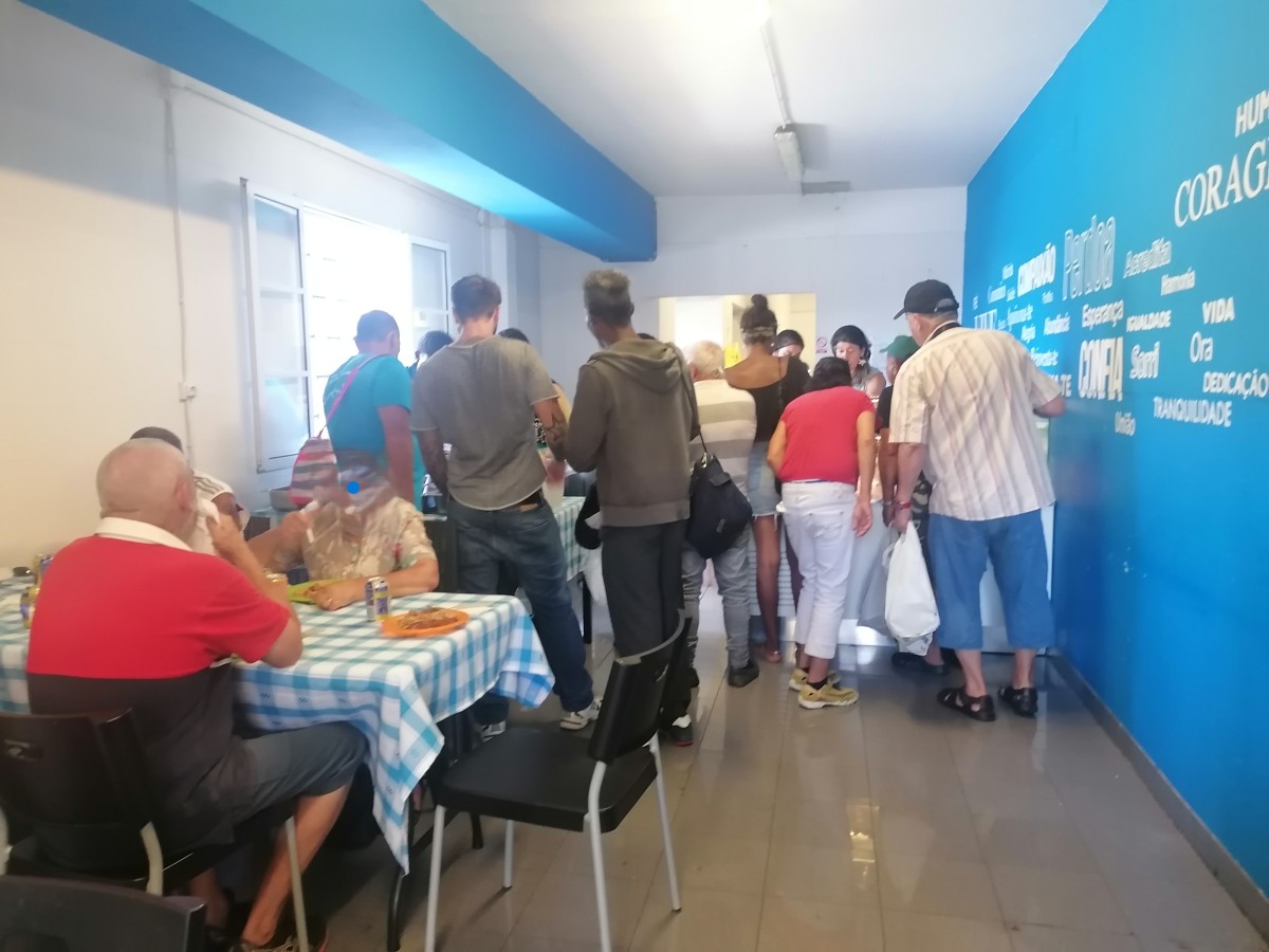 distribuição de comida pela C.A.SA.