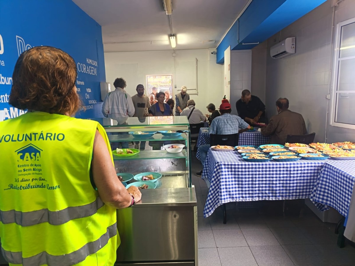 distribuição de comida pela C.A.SA.