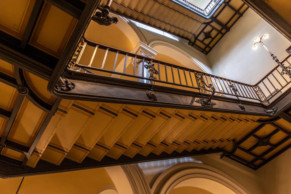 casa antiga com teto alto