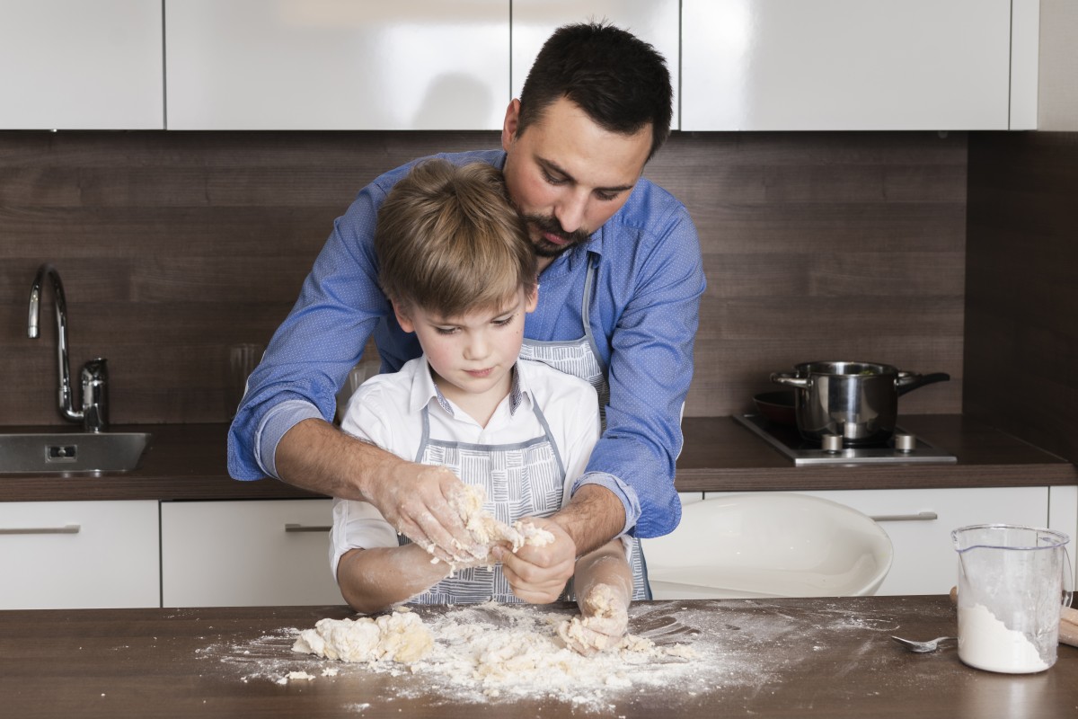 Pai e filho a cozinhar