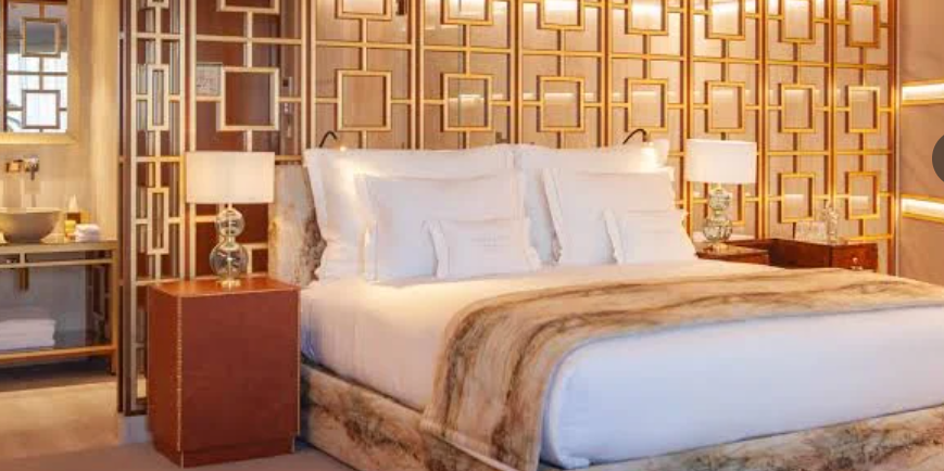 Hotel con vino e libri