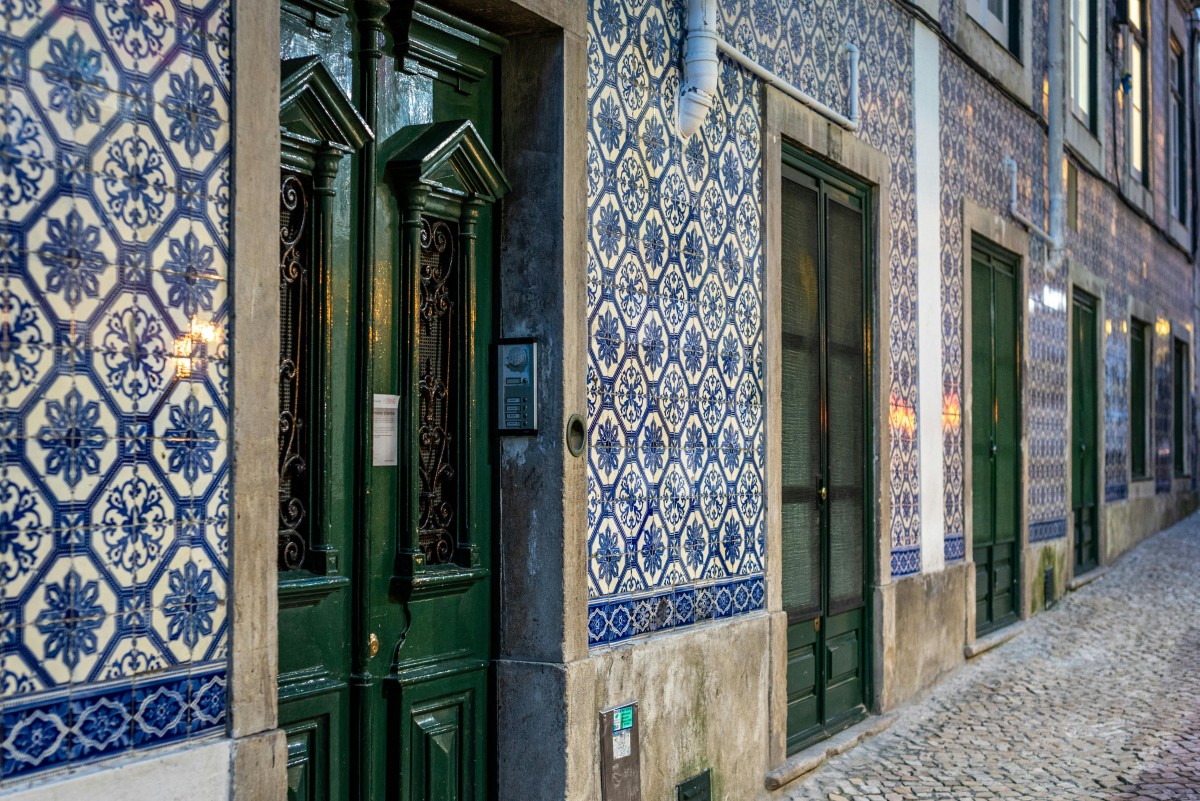  Azulejos, patios et maisons blanchies à la chaux : les secrets de l’architecture portugaise