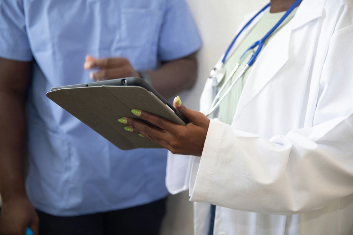 enfermeiro e médica no hospital