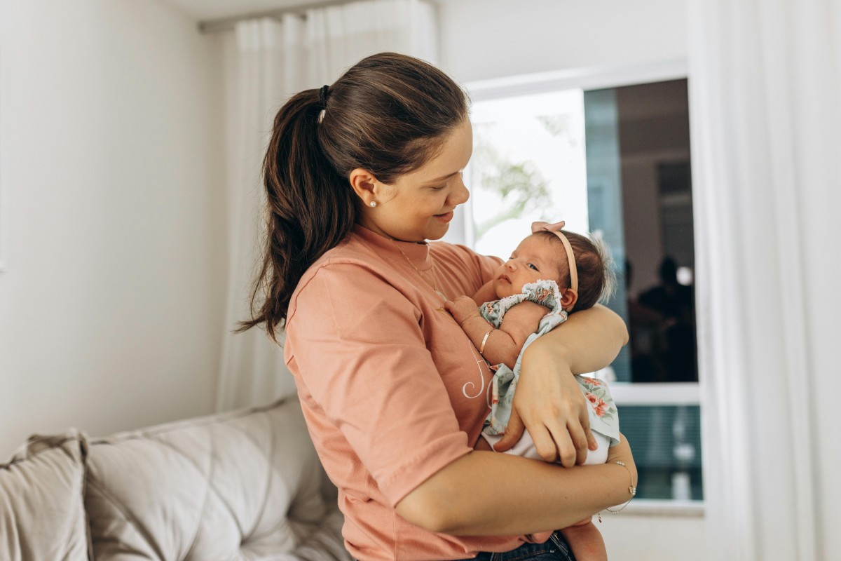 mãe com criança ao colo