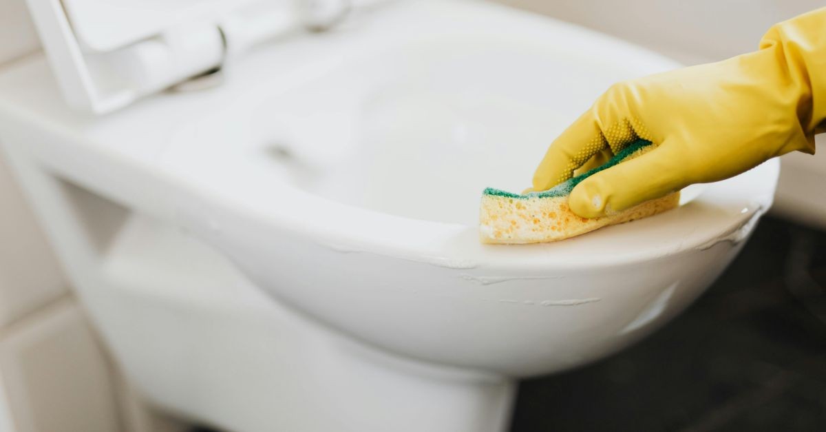 persona che usa spugna su WC