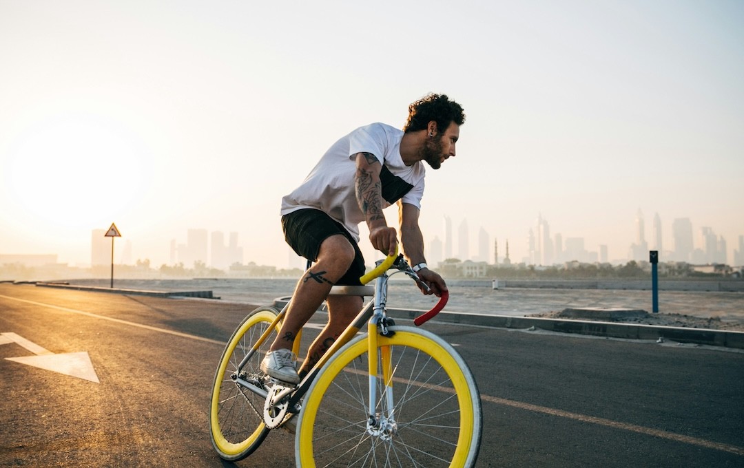 homem em cima de uma bicicleta